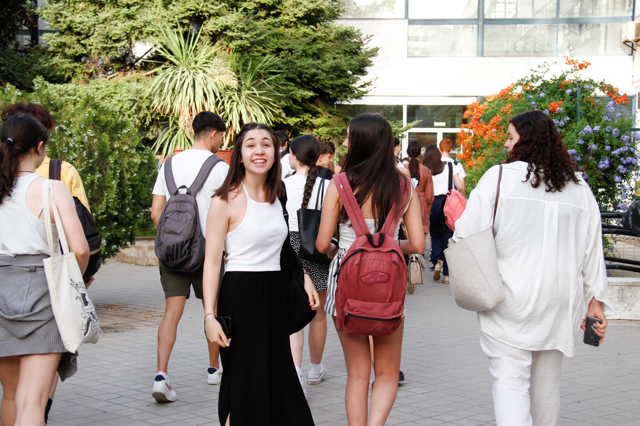 Estudiantes entran a la prueba de Selectividad en Granada