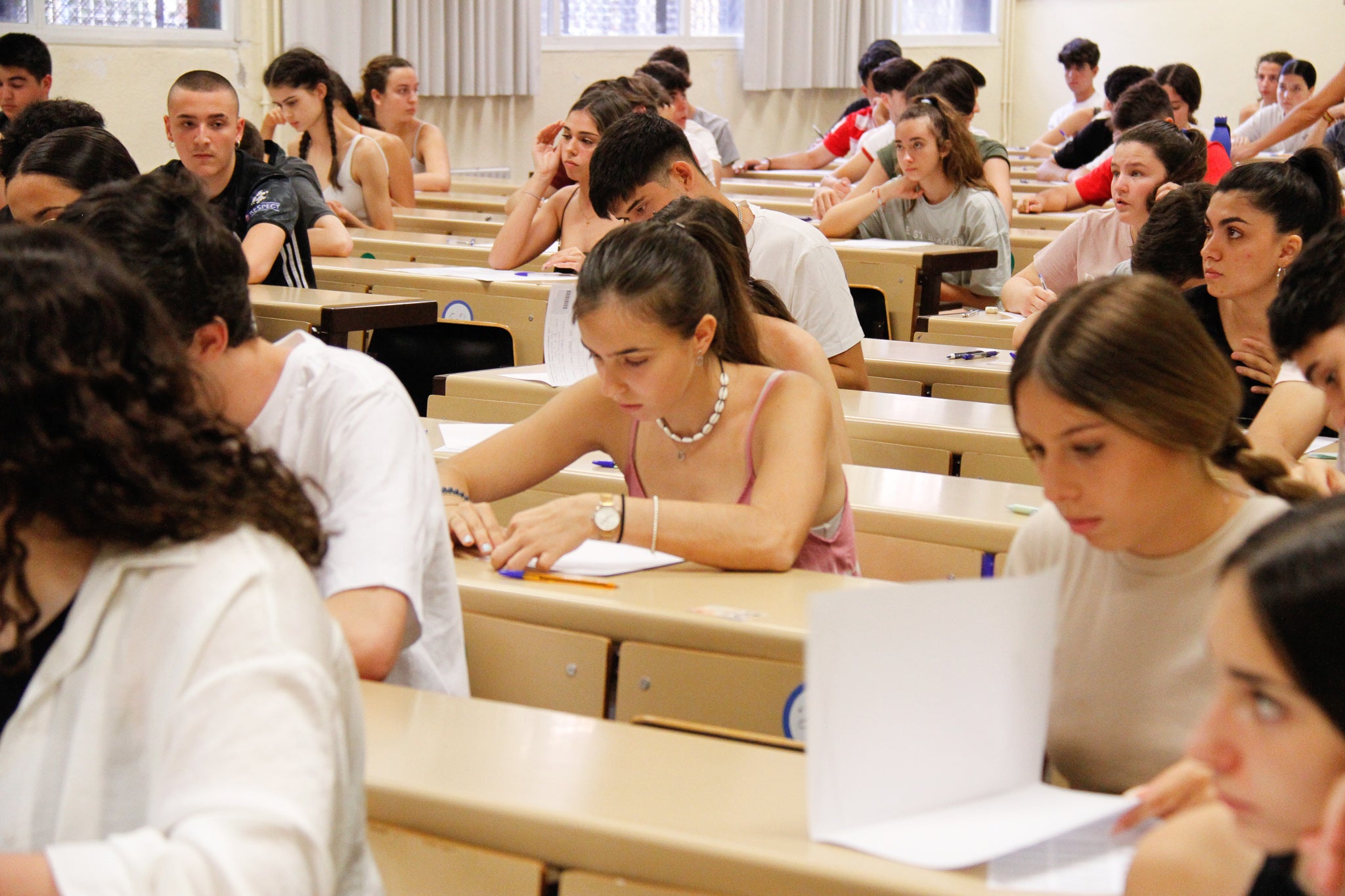 Estudiantes entran a la prueba de Selectividad en Granada