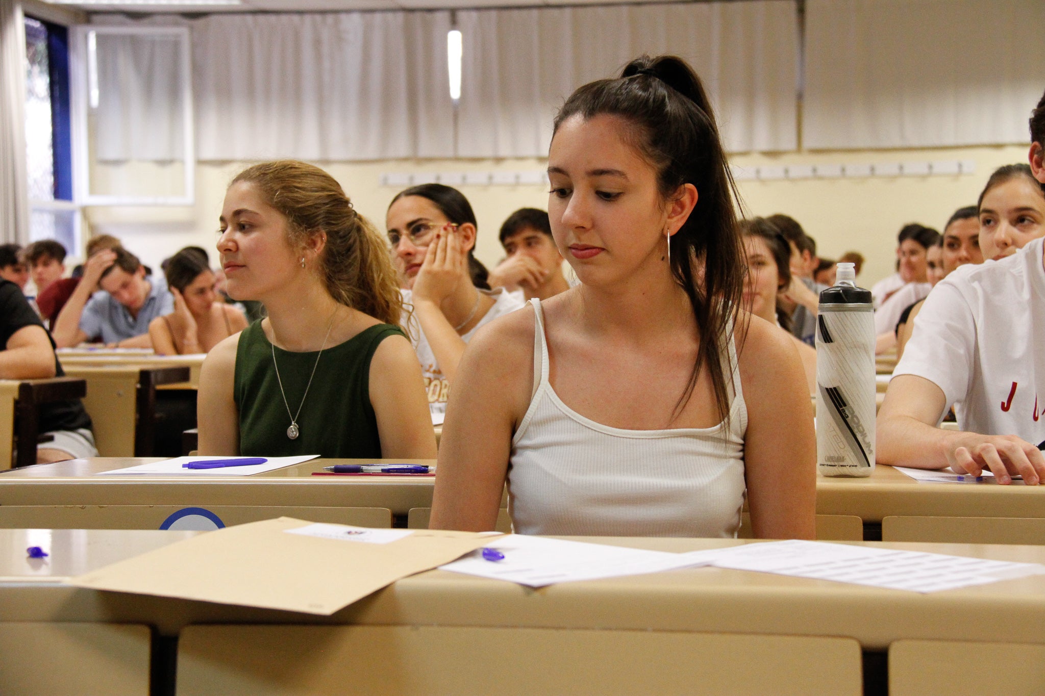 Estudiantes entran a la prueba de Selectividad en Granada