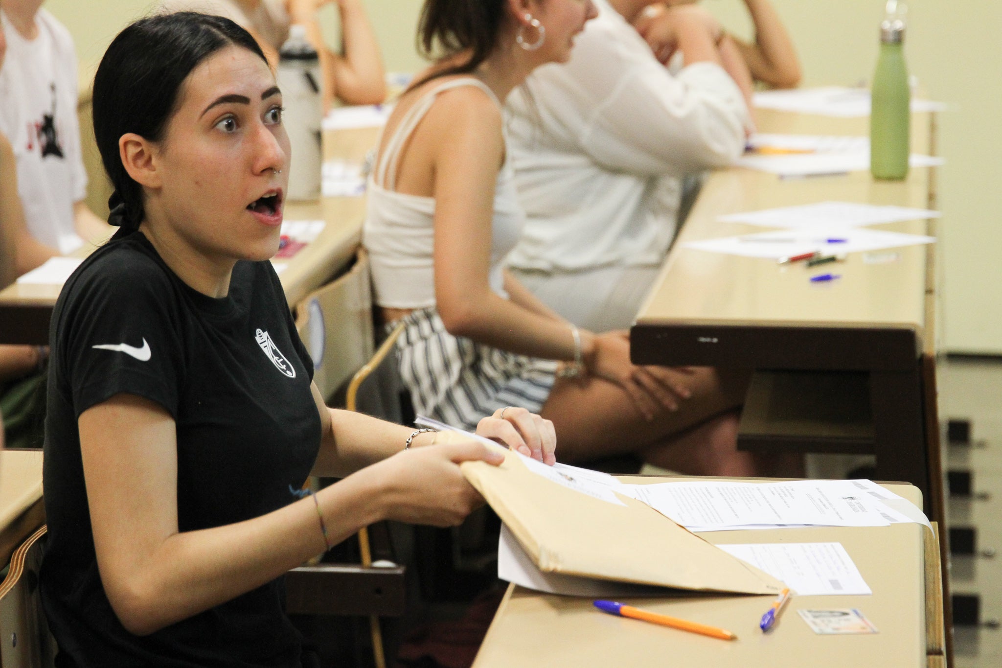 Estudiantes entran a la prueba de Selectividad en Granada