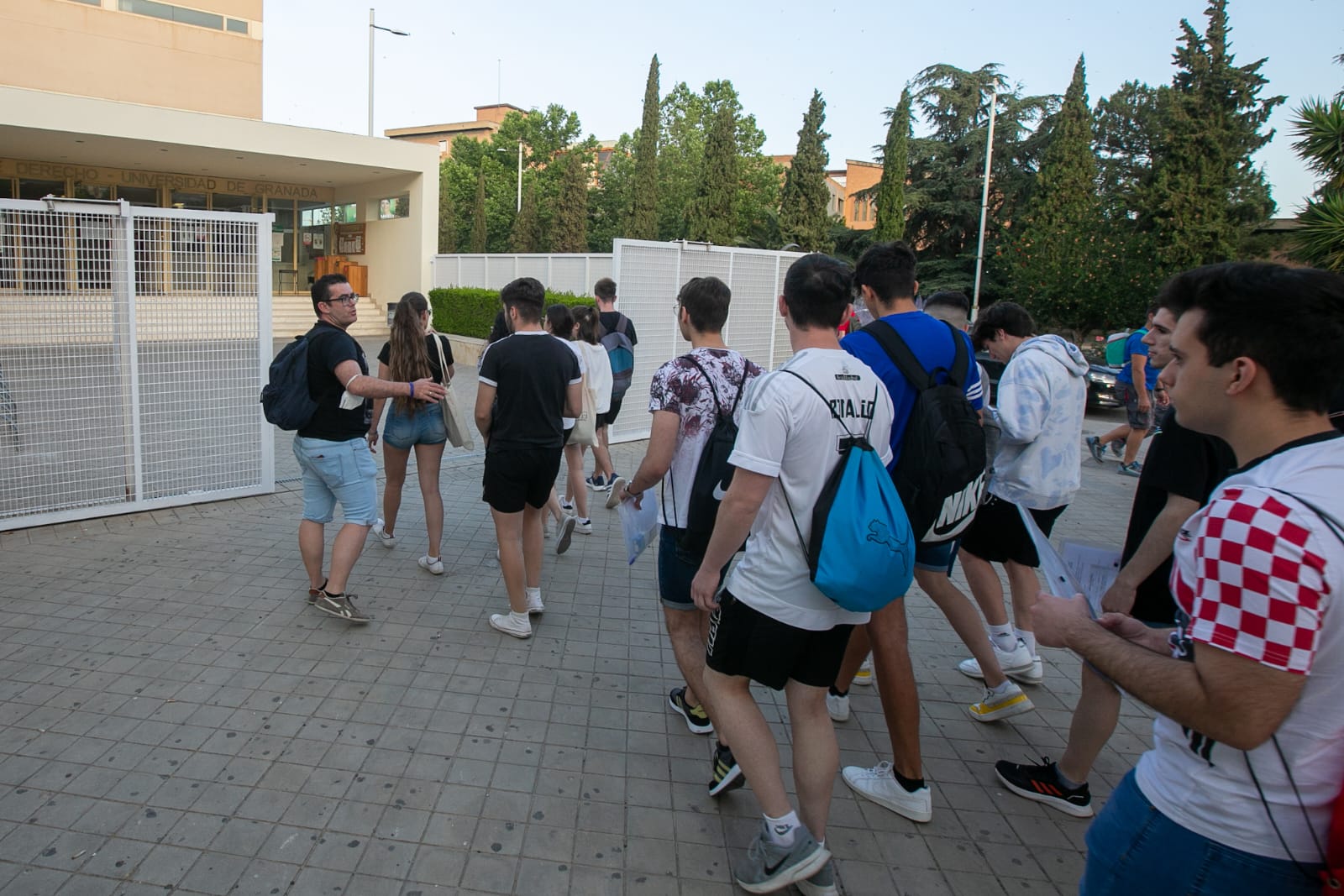 Estudiantes entran a la prueba de Selectividad en Granada