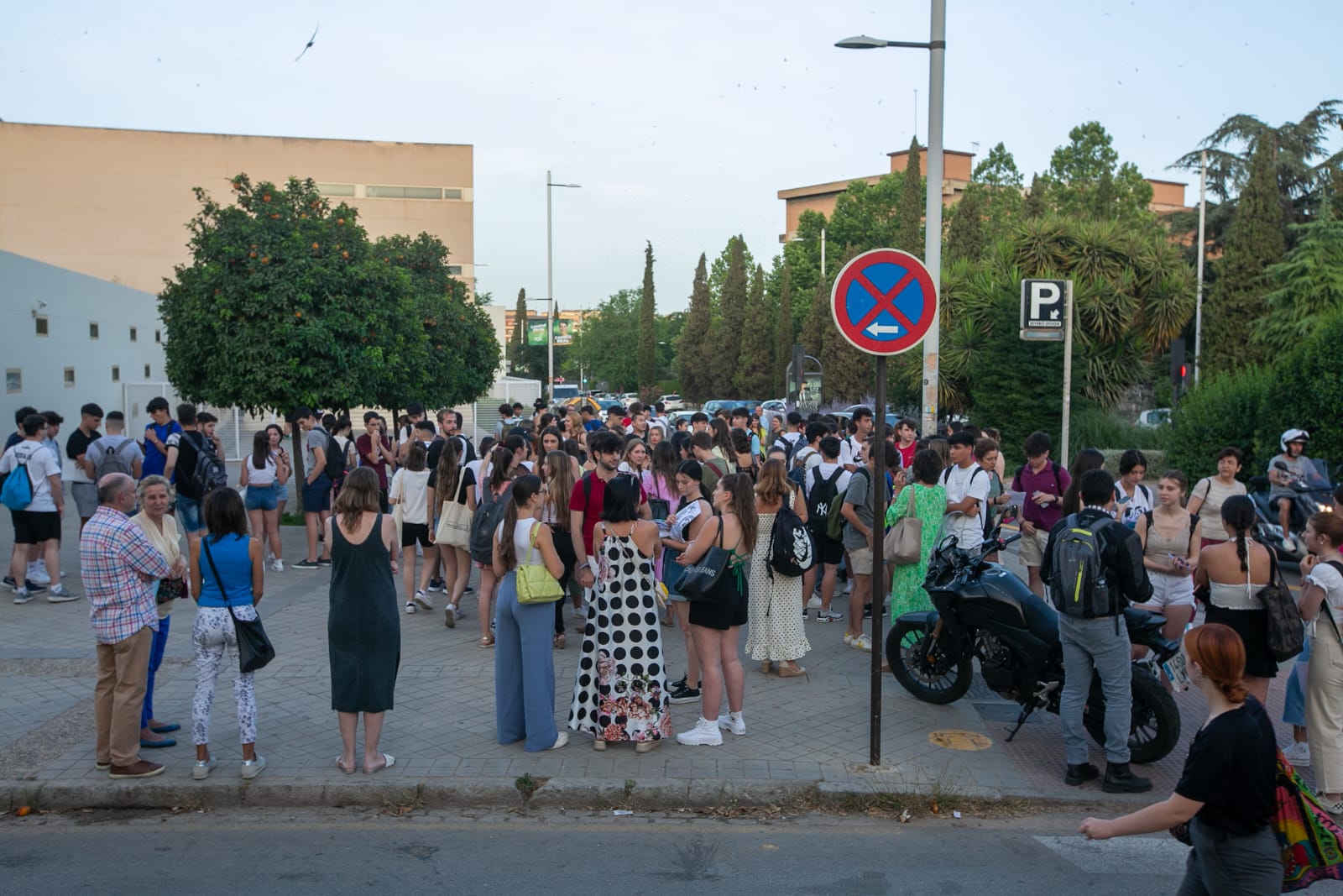 Estudiantes entran a la prueba de Selectividad en Granada