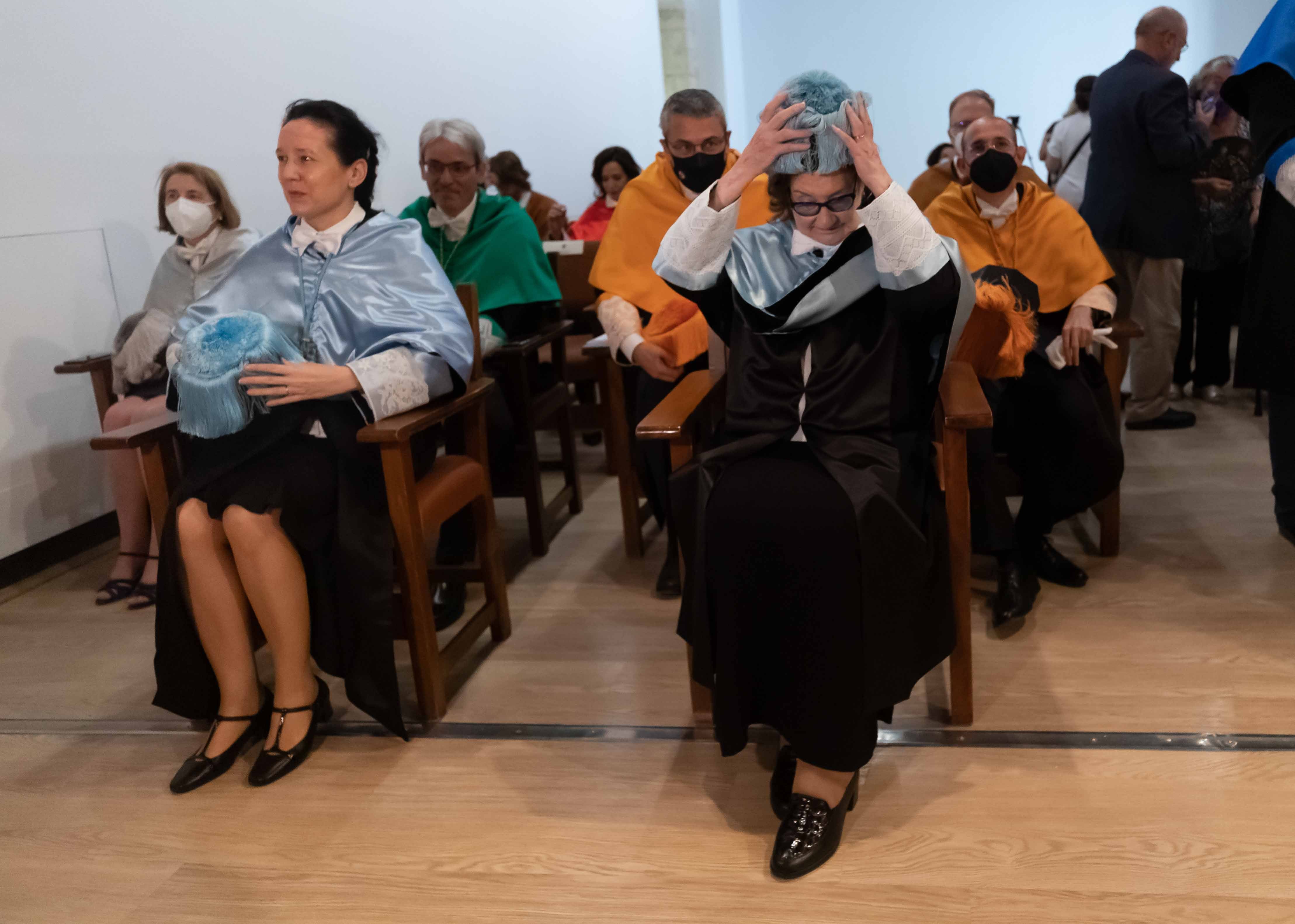 Se mostró emocionada con la distinción, y agradeció la oportunidad que le dio la vida para dar voz a los sin voz, antes de recibir el birrete, el anillo y el libro 