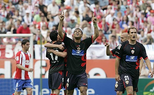 Imagen principal - Felipe Melo tenía el récord (arriba); Piatti, Negredo y Aleix Vidal repartieron cifras. 