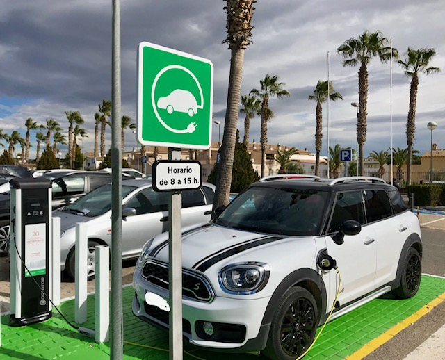 Punto para la recarga de vehículos eléctricos. 