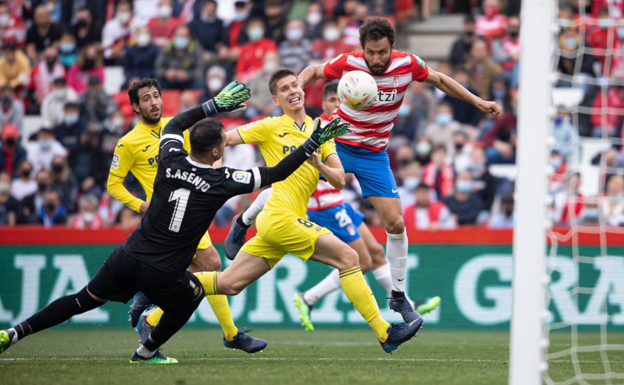 Asenjo le niega un gol de cabeza a Germán. 
