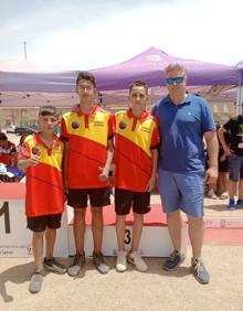 Imagen secundaria 2 - Tres momentos de la competición, con la tripleta de Rojales posando con el alcalde viatorieño Manuel Jesús Flores Malpica. 