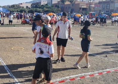 Imagen secundaria 1 - Tres momentos de la competición, con la tripleta de Rojales posando con el alcalde viatorieño Manuel Jesús Flores Malpica. 