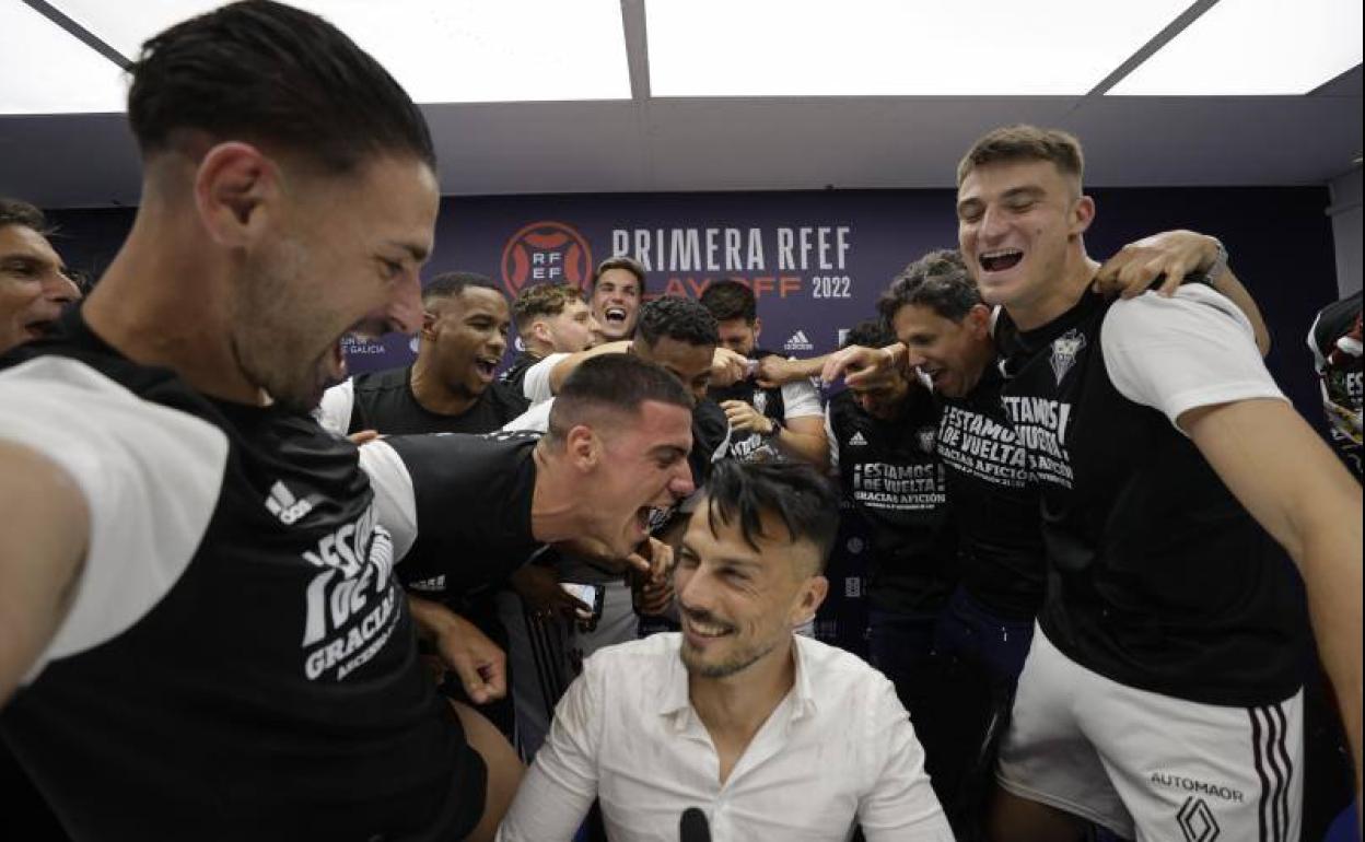 Rubén de la Barrera celebra el ascenso con sus jugadores. 