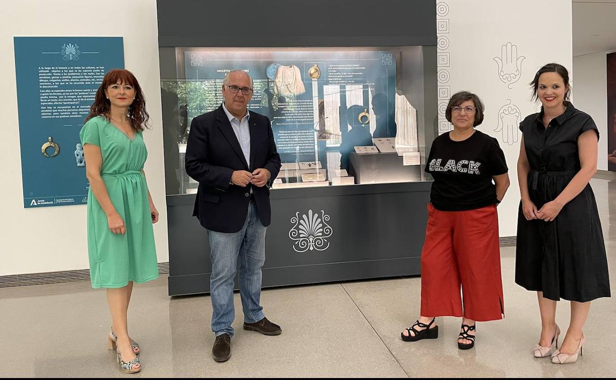 Jesús Estrella y Concha Choclán, en la presentación de la exposición 'Amuletos en las colecciones del Museo Íbero'. 