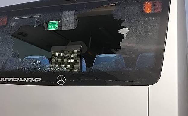 Imagen principal - En la imagen de arriba, el autobús que cubría la ruta de Montefrío con la luna trasera rota tras sufrir el impacto de un objeto. Abajo, el autobús de la ruta de Almería que fue ayer golpeado con una barra de hierro y cuyo autor sí fue detenido por la Policía Nacional. 