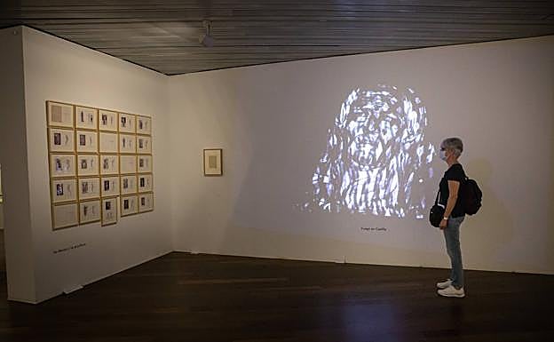 La exposición cuenta con varias proyecciones. 