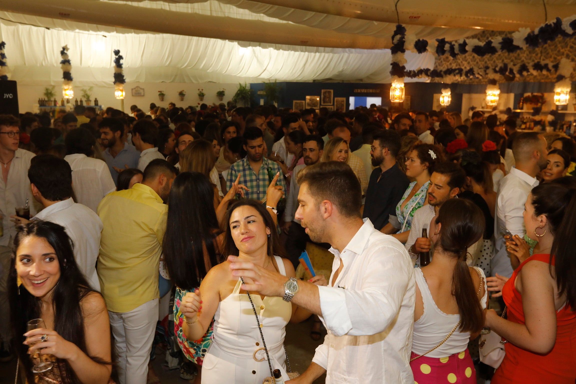 Ambiente nocturno en el recinto ferial de Almanjáyar.