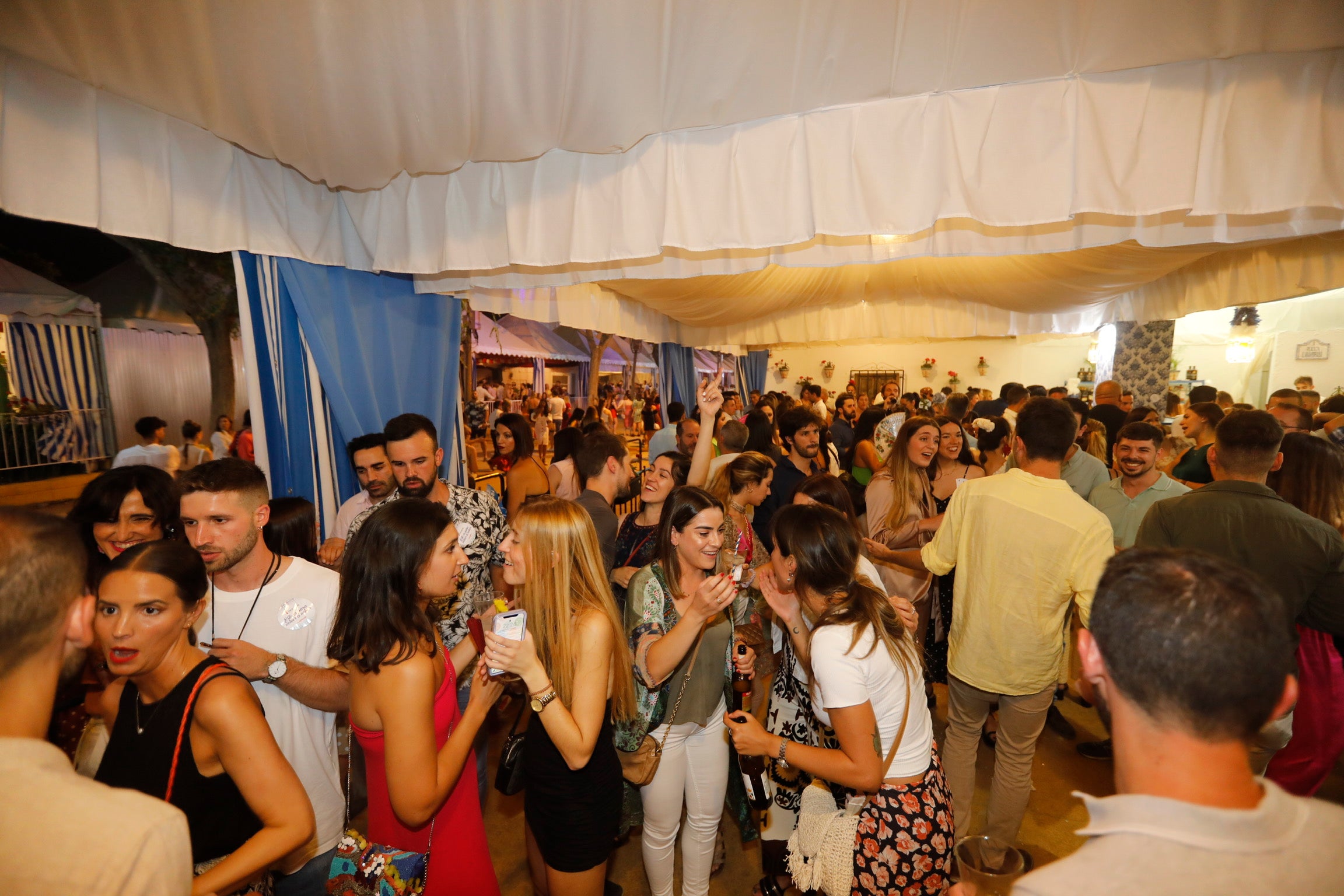 Ambiente nocturno en el recinto ferial de Almanjáyar.