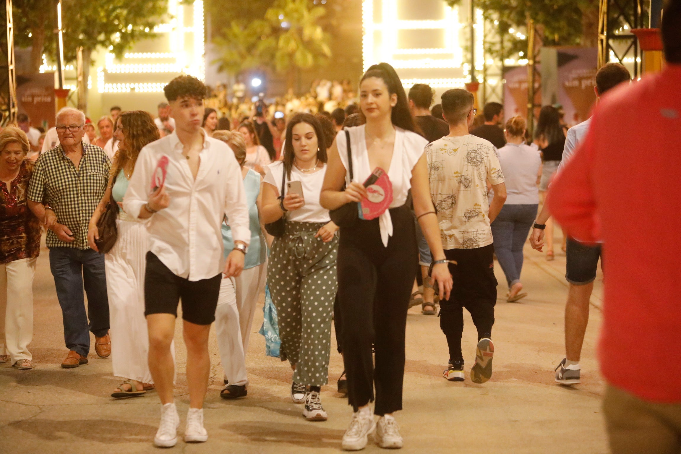 Ambiente nocturno en el recinto ferial de Almanjáyar.