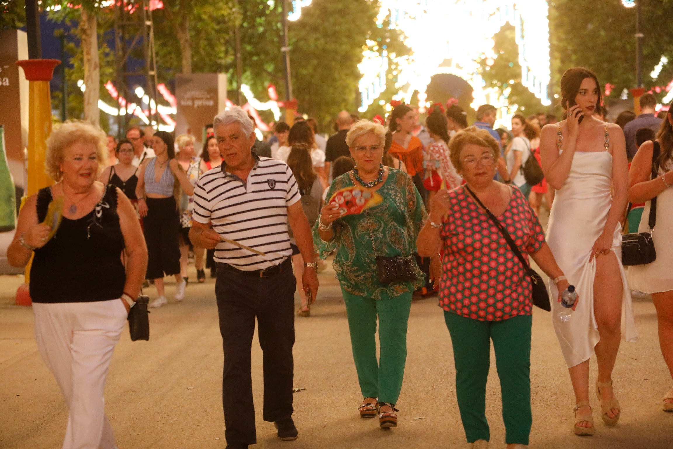 Ambiente nocturno en el recinto ferial de Almanjáyar.