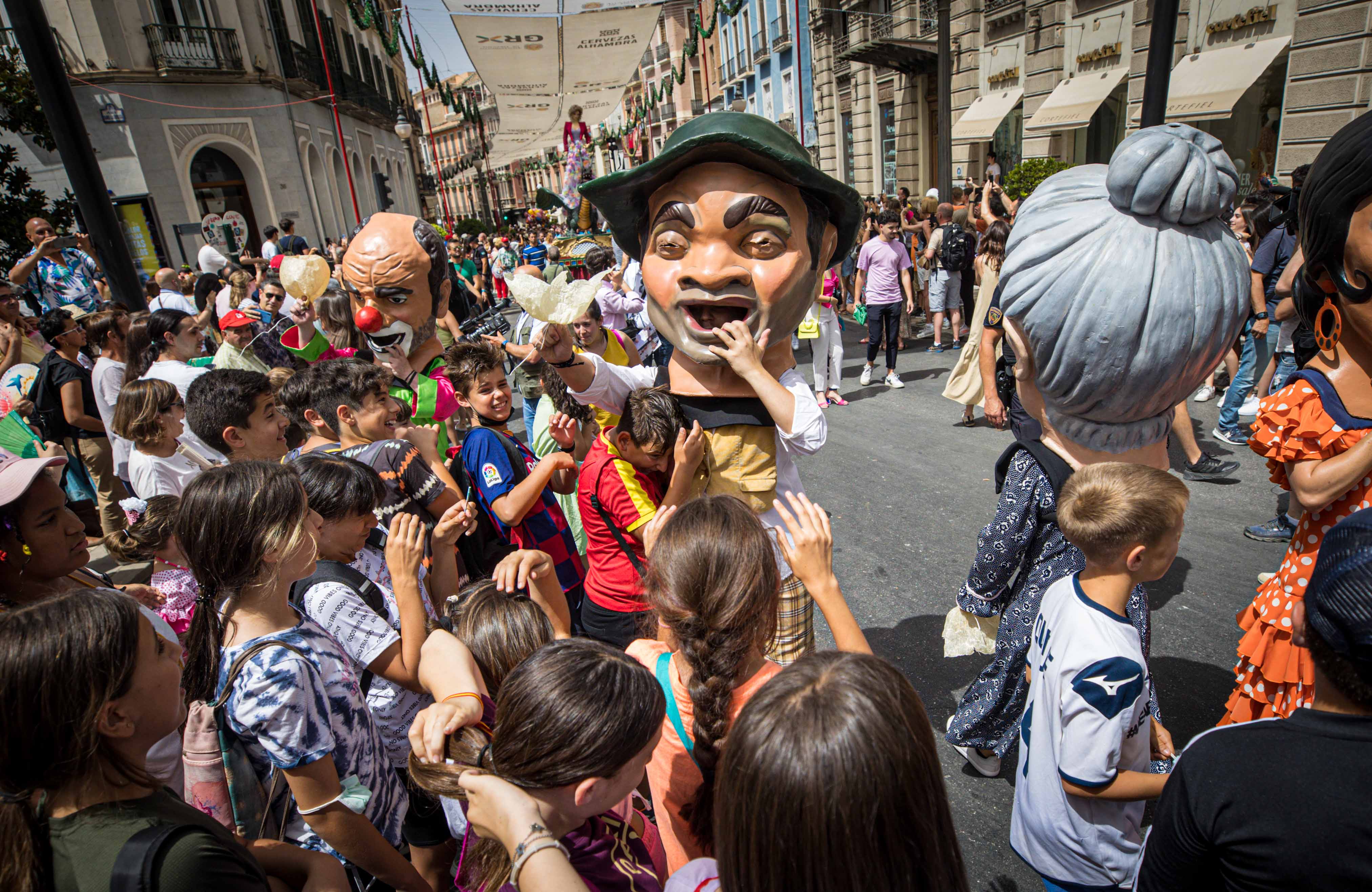 Desfila desde las 12.00 horas por las calles del centro de Granada tras dos años sin poder pasearla por la pandemia