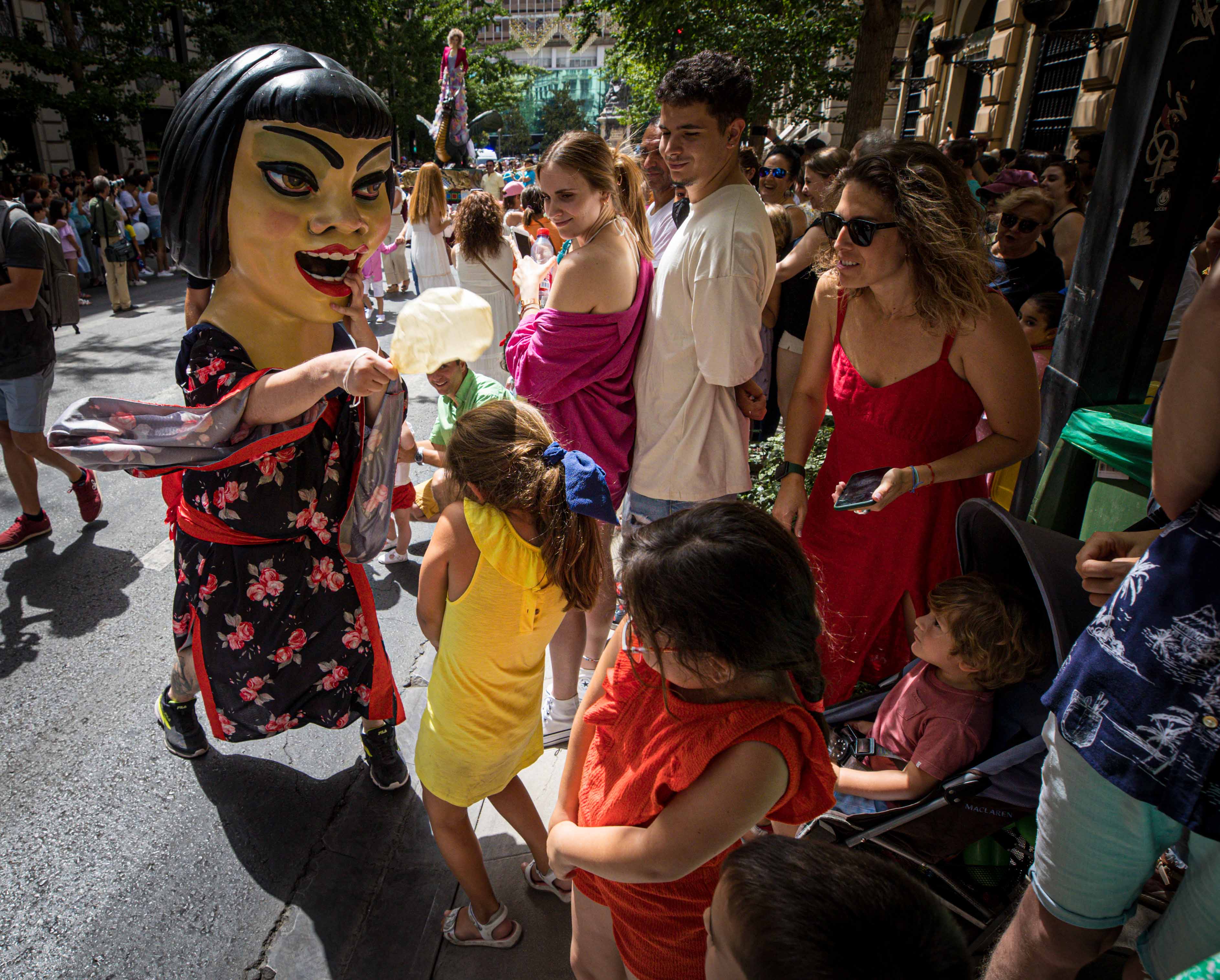Desfila desde las 12.00 horas por las calles del centro de Granada tras dos años sin poder pasearla por la pandemia