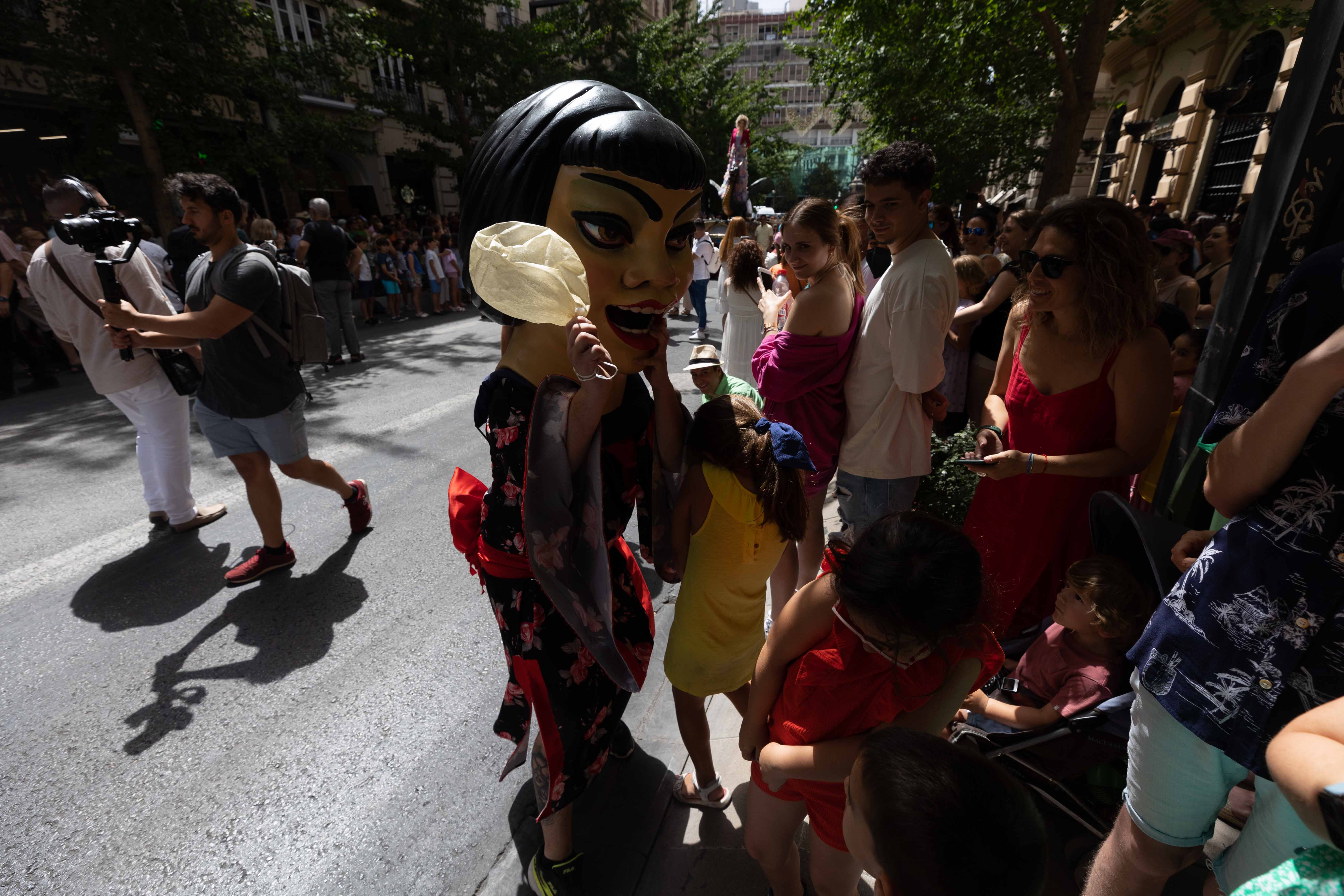 Desfila desde las 12.00 horas por las calles del centro de Granada tras dos años sin poder pasearla por la pandemia