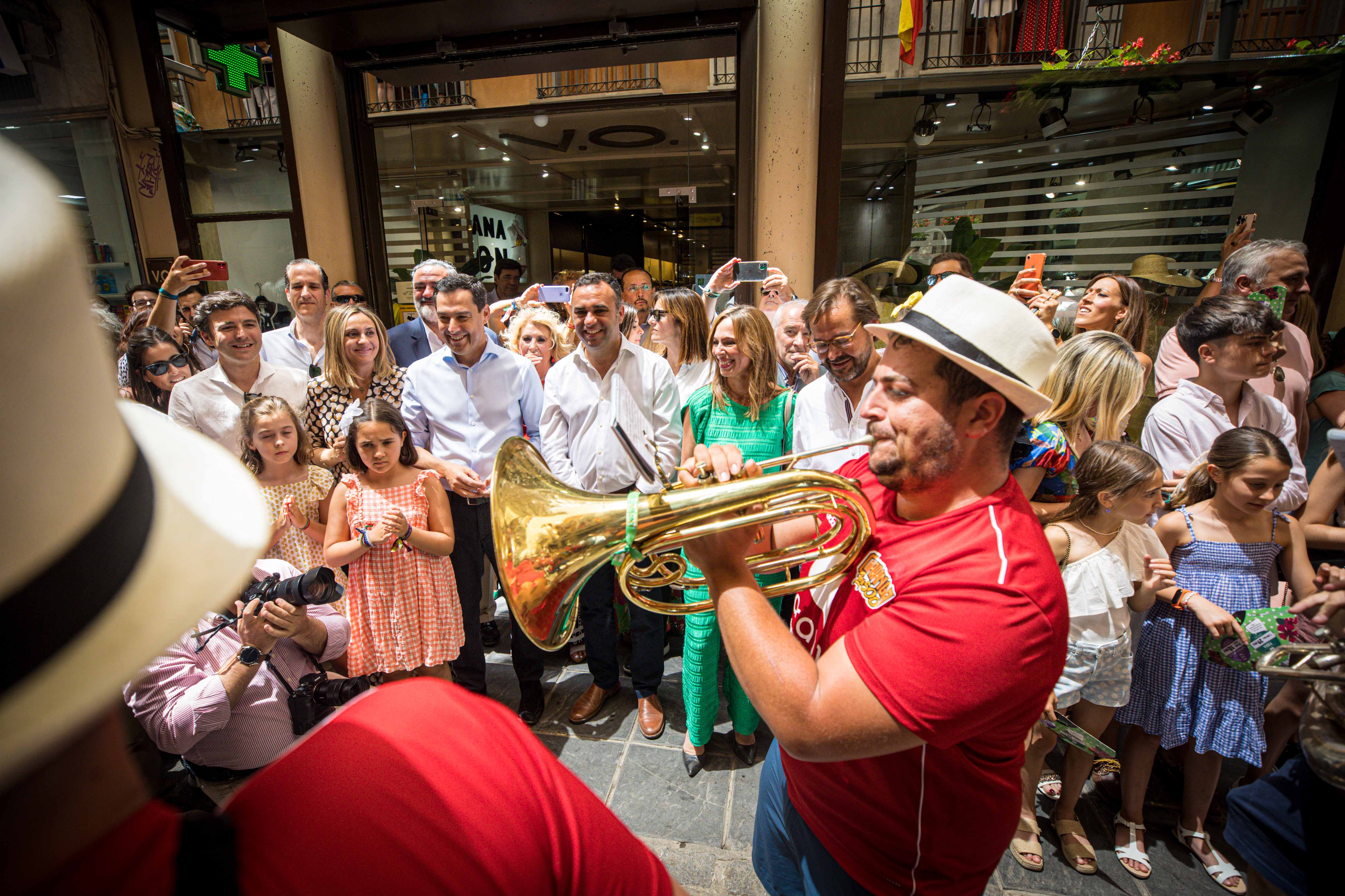 Desfila desde las 12.00 horas por las calles del centro de Granada tras dos años sin poder pasearla por la pandemia