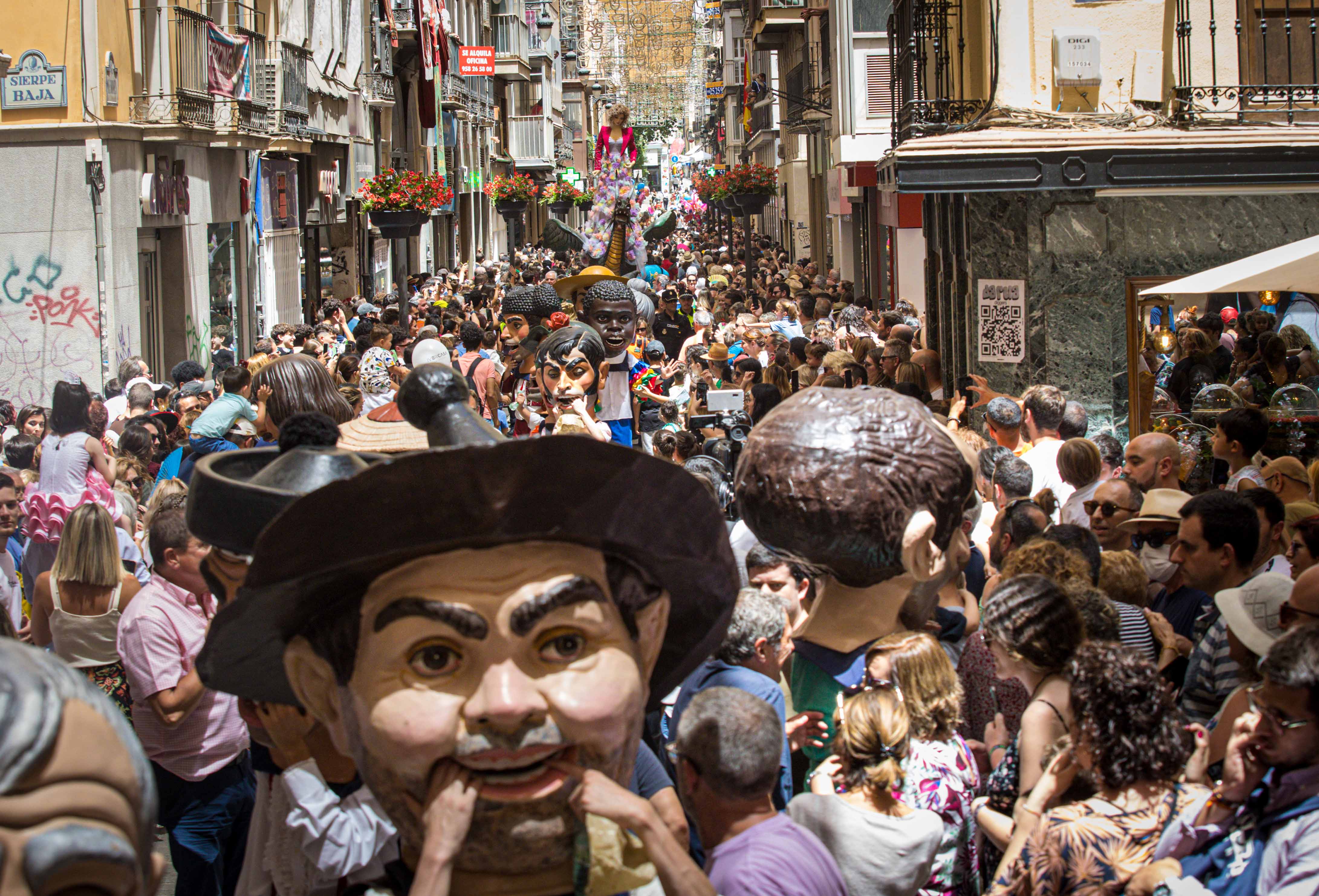 Desfila desde las 12.00 horas por las calles del centro de Granada tras dos años sin poder pasearla por la pandemia