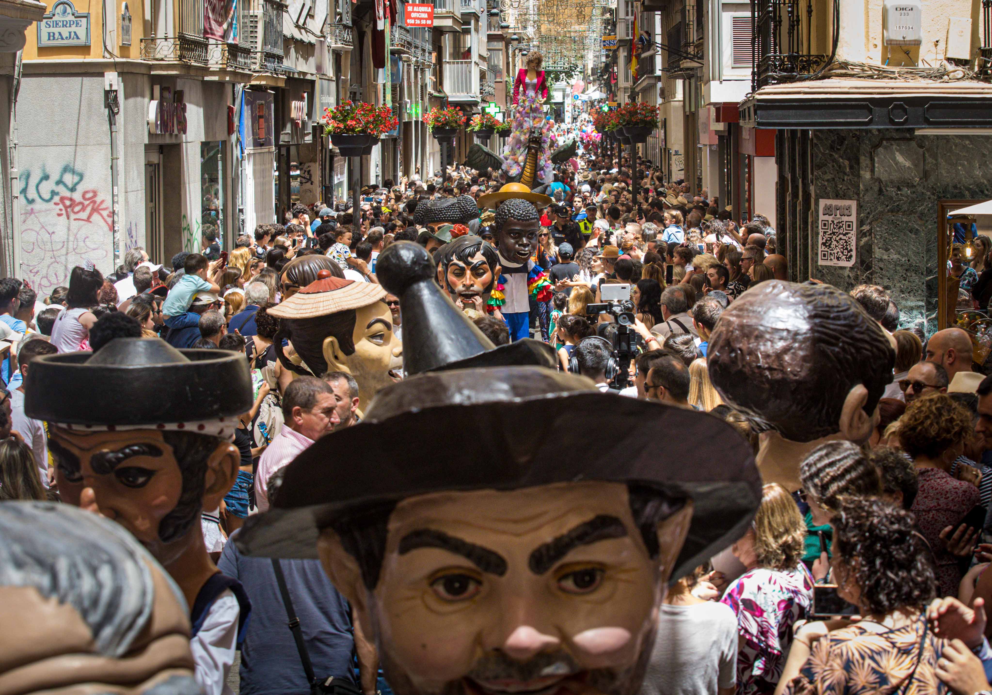 Desfila desde las 12.00 horas por las calles del centro de Granada tras dos años sin poder pasearla por la pandemia
