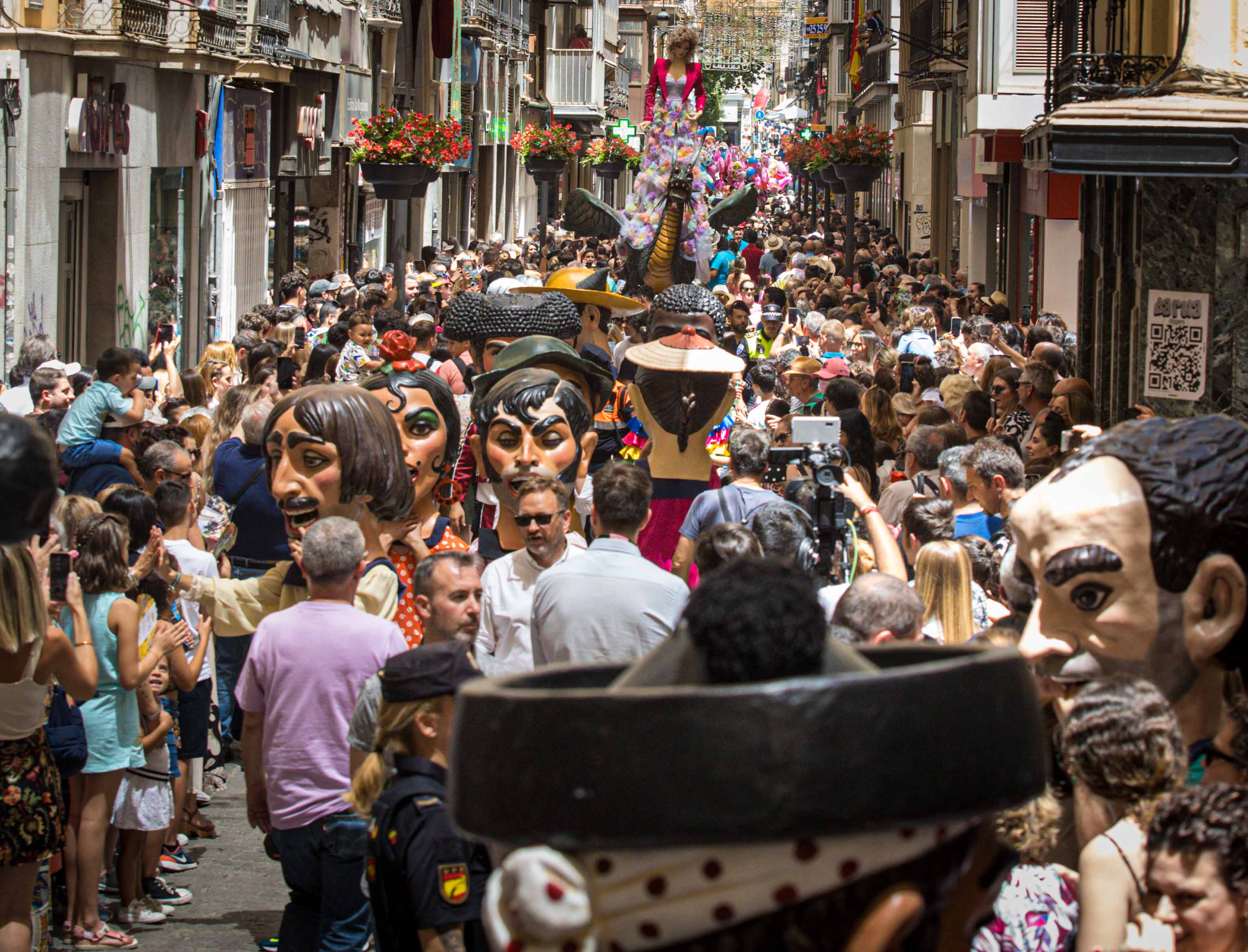Desfila desde las 12.00 horas por las calles del centro de Granada tras dos años sin poder pasearla por la pandemia