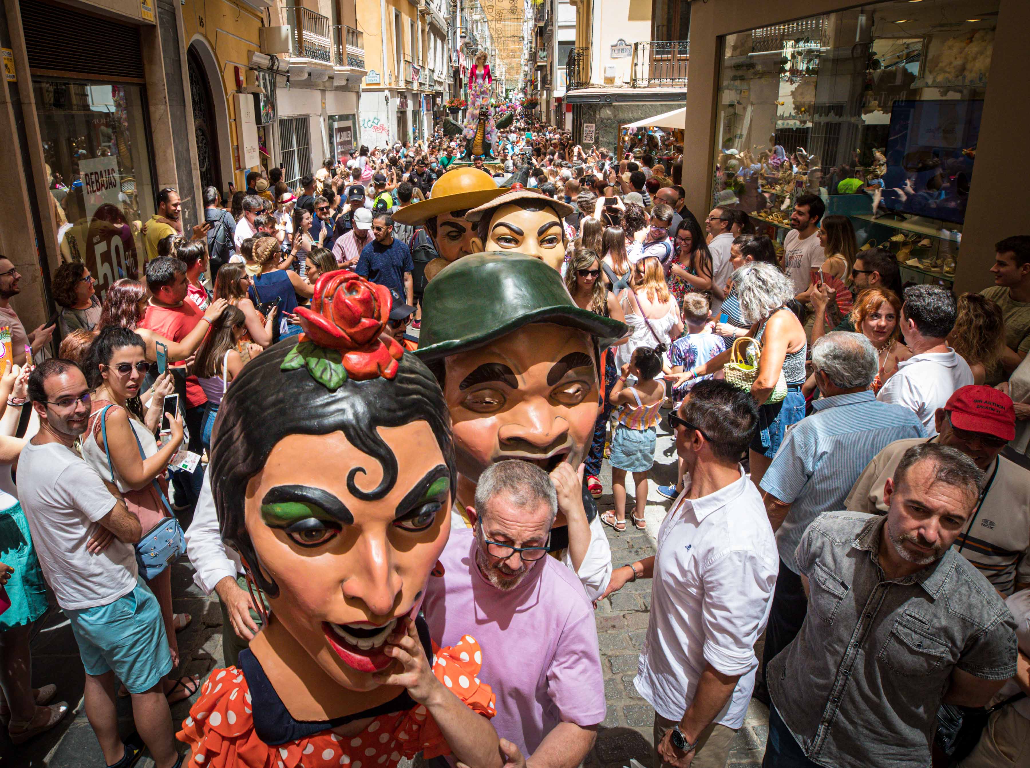 Desfila desde las 12.00 horas por las calles del centro de Granada tras dos años sin poder pasearla por la pandemia