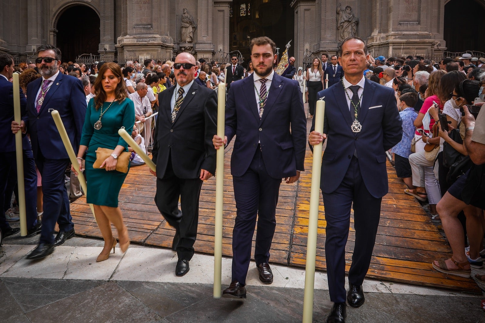 Miles de granadinos se dan cita en las calles de la capital para cumplir con una de las grandes tradiciones recuperadas