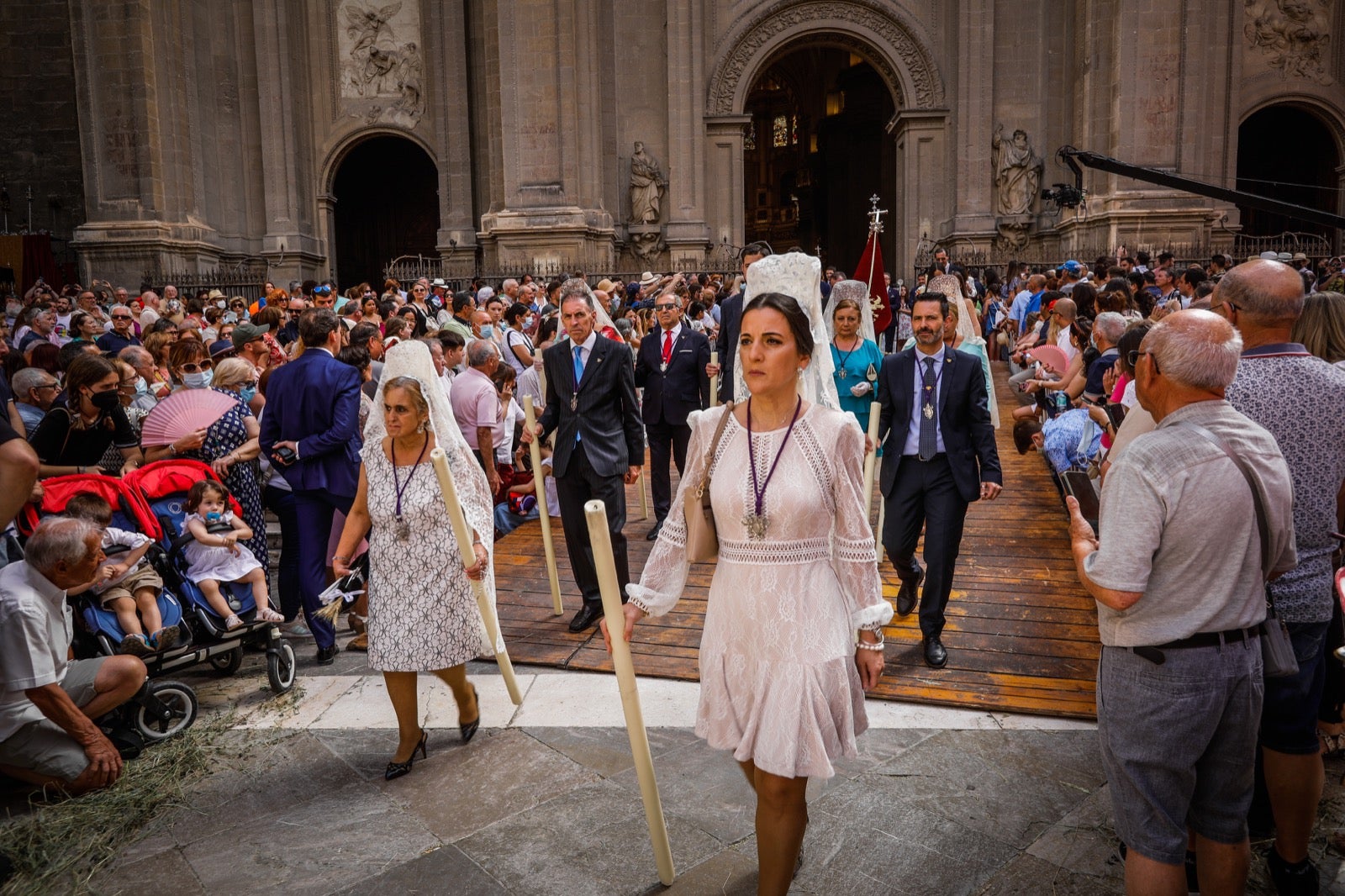 Miles de granadinos se dan cita en las calles de la capital para cumplir con una de las grandes tradiciones recuperadas