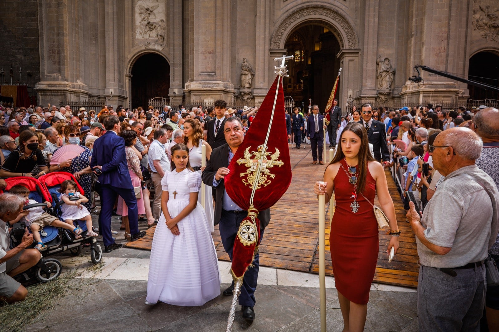 Miles de granadinos se dan cita en las calles de la capital para cumplir con una de las grandes tradiciones recuperadas