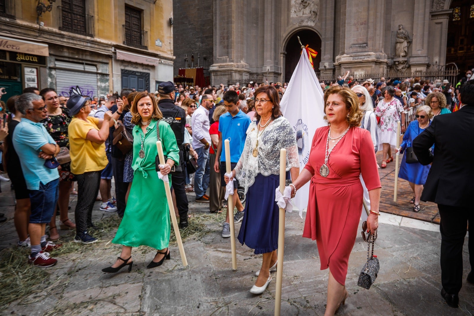 Miles de granadinos se dan cita en las calles de la capital para cumplir con una de las grandes tradiciones recuperadas