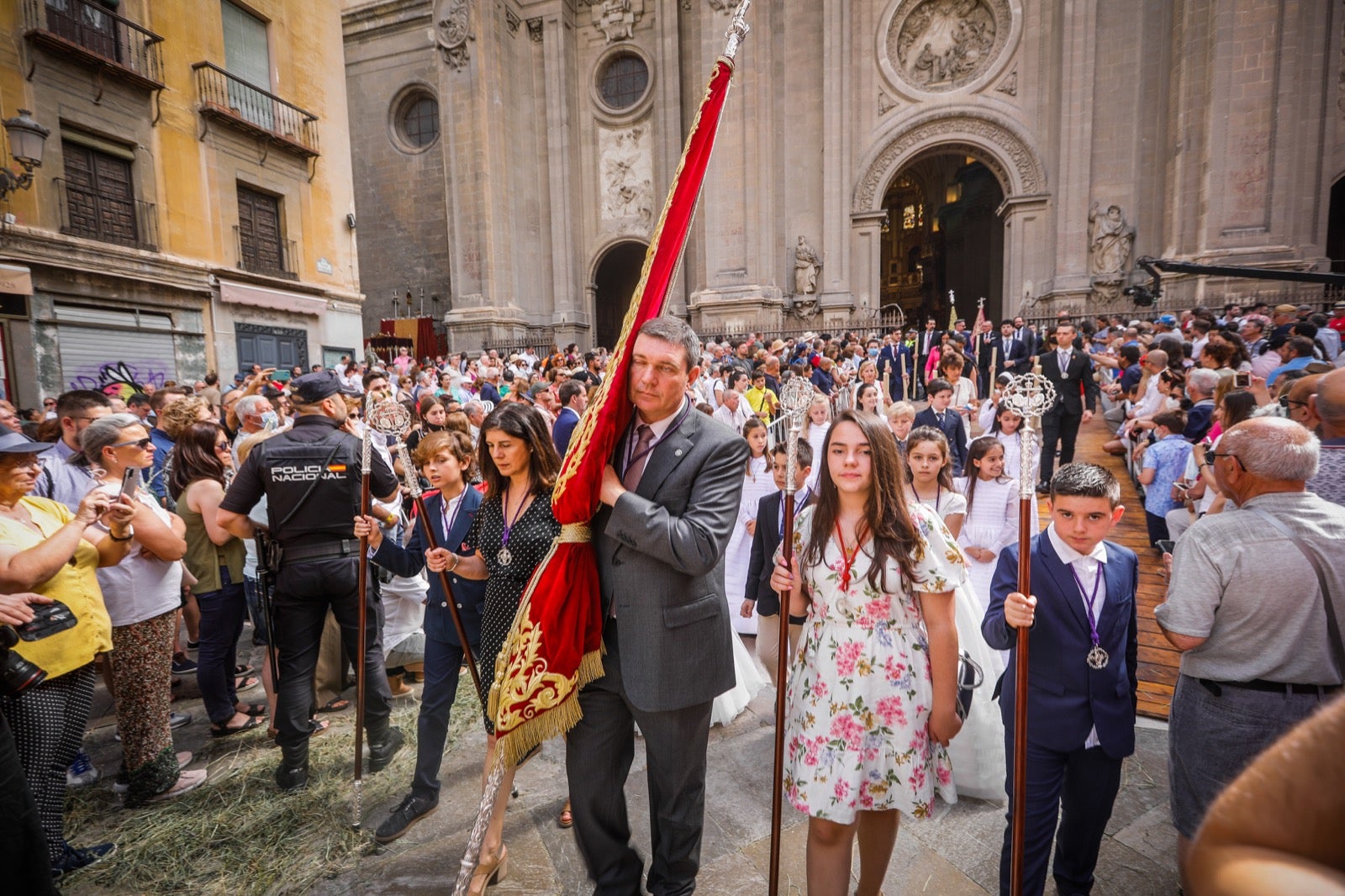 Miles de granadinos se dan cita en las calles de la capital para cumplir con una de las grandes tradiciones recuperadas