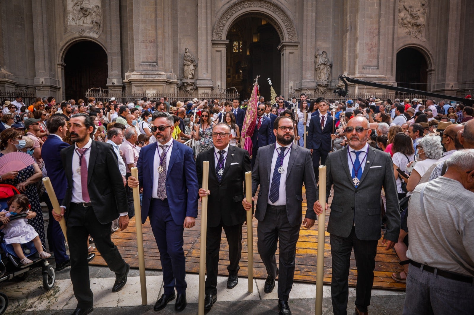 Miles de granadinos se dan cita en las calles de la capital para cumplir con una de las grandes tradiciones recuperadas