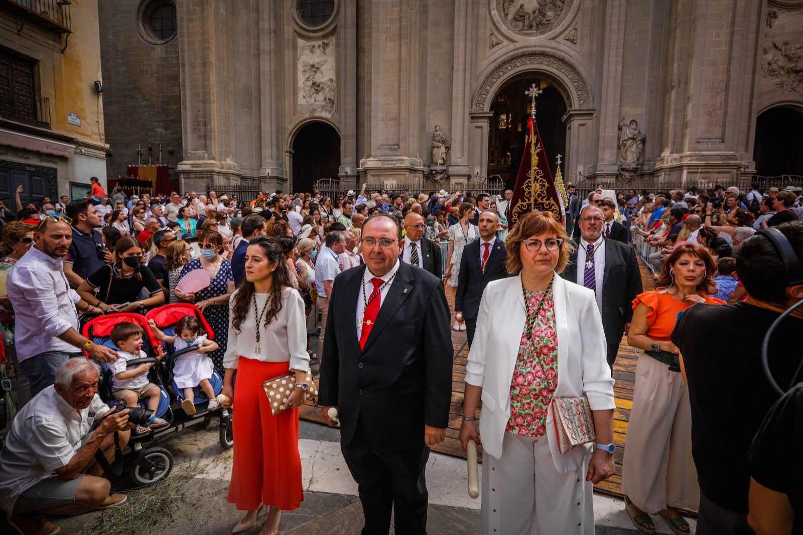 Miles de granadinos se dan cita en las calles de la capital para cumplir con una de las grandes tradiciones recuperadas