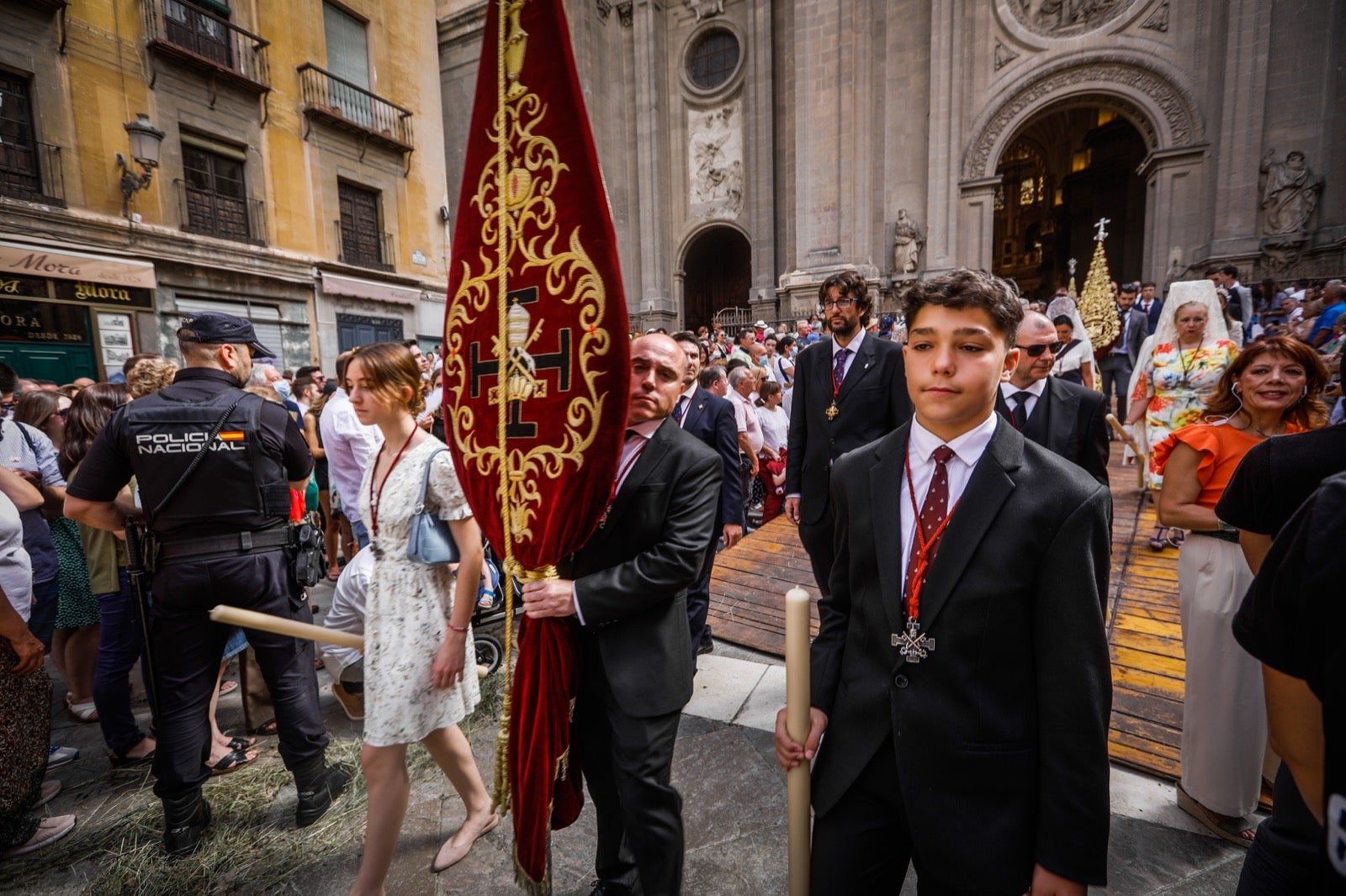 Miles de granadinos se dan cita en las calles de la capital para cumplir con una de las grandes tradiciones recuperadas