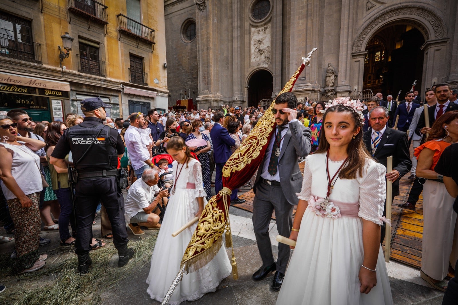 Miles de granadinos se dan cita en las calles de la capital para cumplir con una de las grandes tradiciones recuperadas