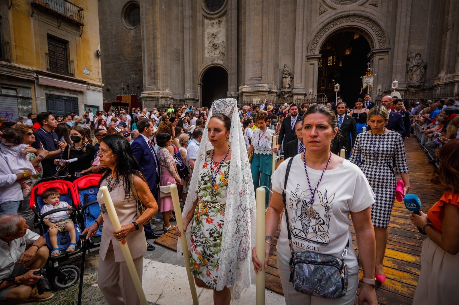 Miles de granadinos se dan cita en las calles de la capital para cumplir con una de las grandes tradiciones recuperadas