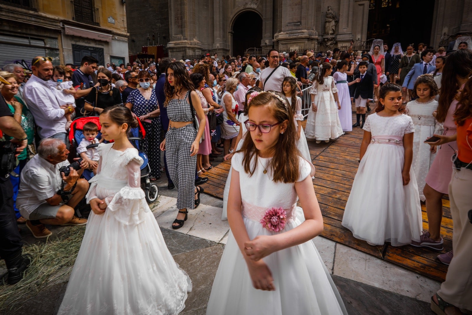 Miles de granadinos se dan cita en las calles de la capital para cumplir con una de las grandes tradiciones recuperadas