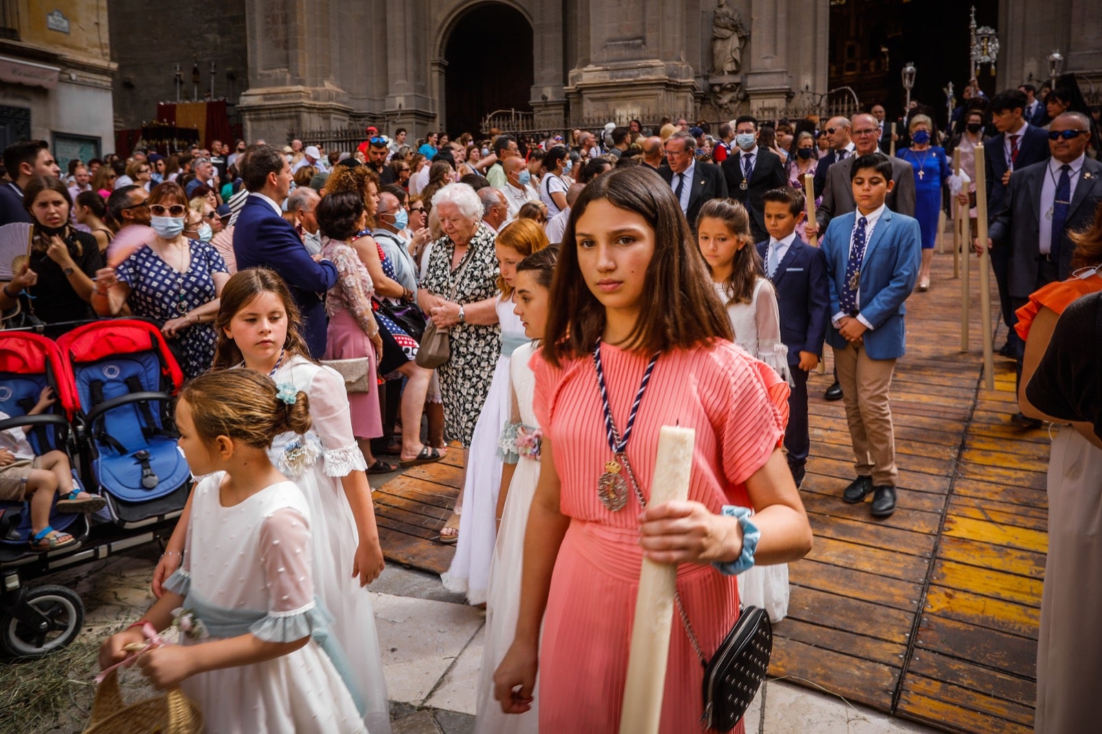 Miles de granadinos se dan cita en las calles de la capital para cumplir con una de las grandes tradiciones recuperadas