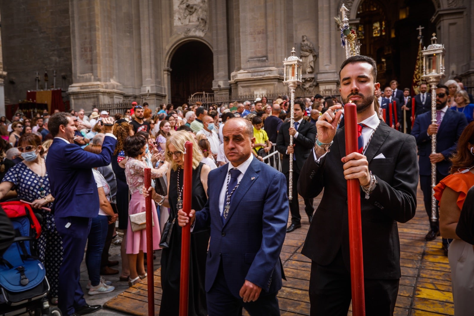 Miles de granadinos se dan cita en las calles de la capital para cumplir con una de las grandes tradiciones recuperadas