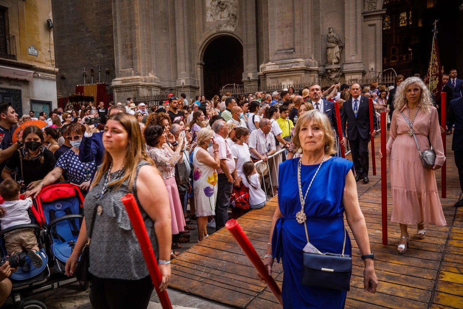 Miles de granadinos se dan cita en las calles de la capital para cumplir con una de las grandes tradiciones recuperadas