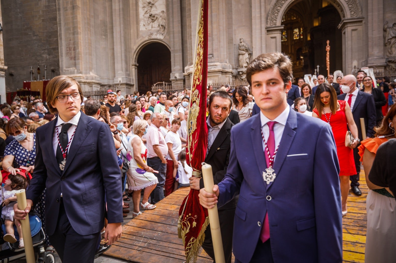 Miles de granadinos se dan cita en las calles de la capital para cumplir con una de las grandes tradiciones recuperadas