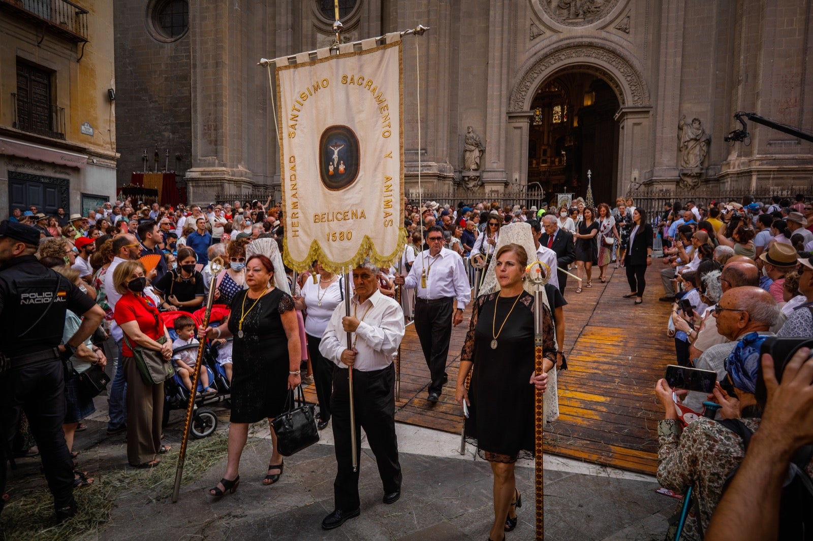 Miles de granadinos se dan cita en las calles de la capital para cumplir con una de las grandes tradiciones recuperadas