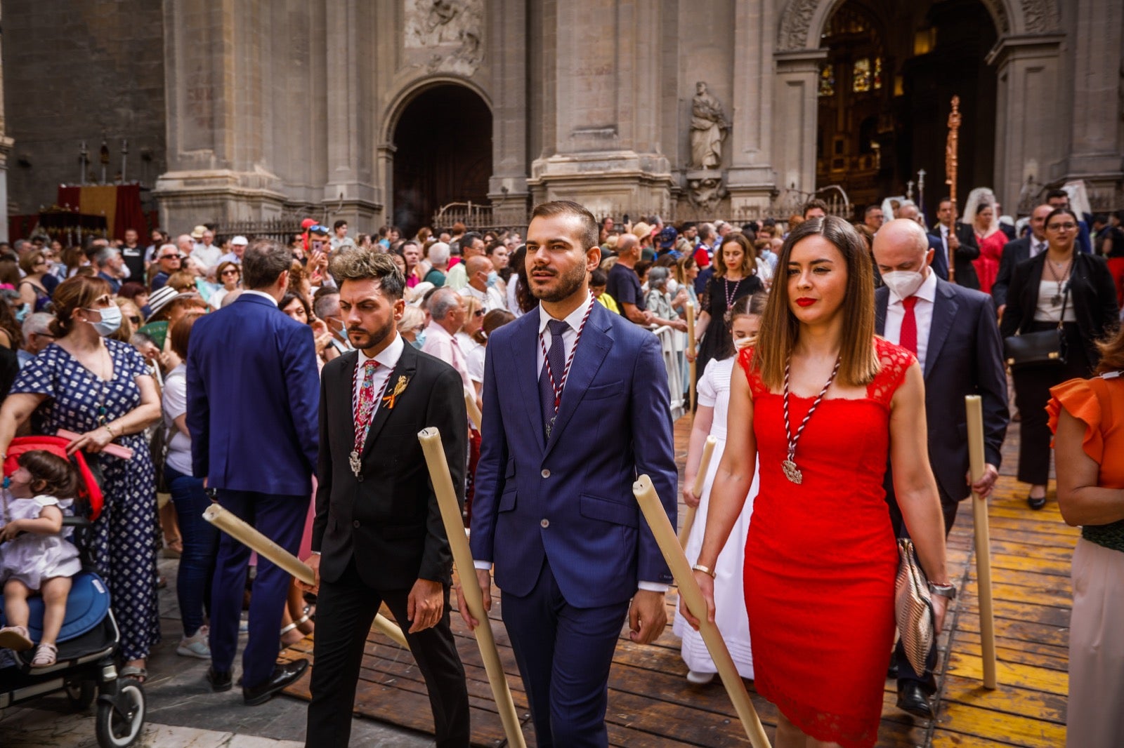 Miles de granadinos se dan cita en las calles de la capital para cumplir con una de las grandes tradiciones recuperadas