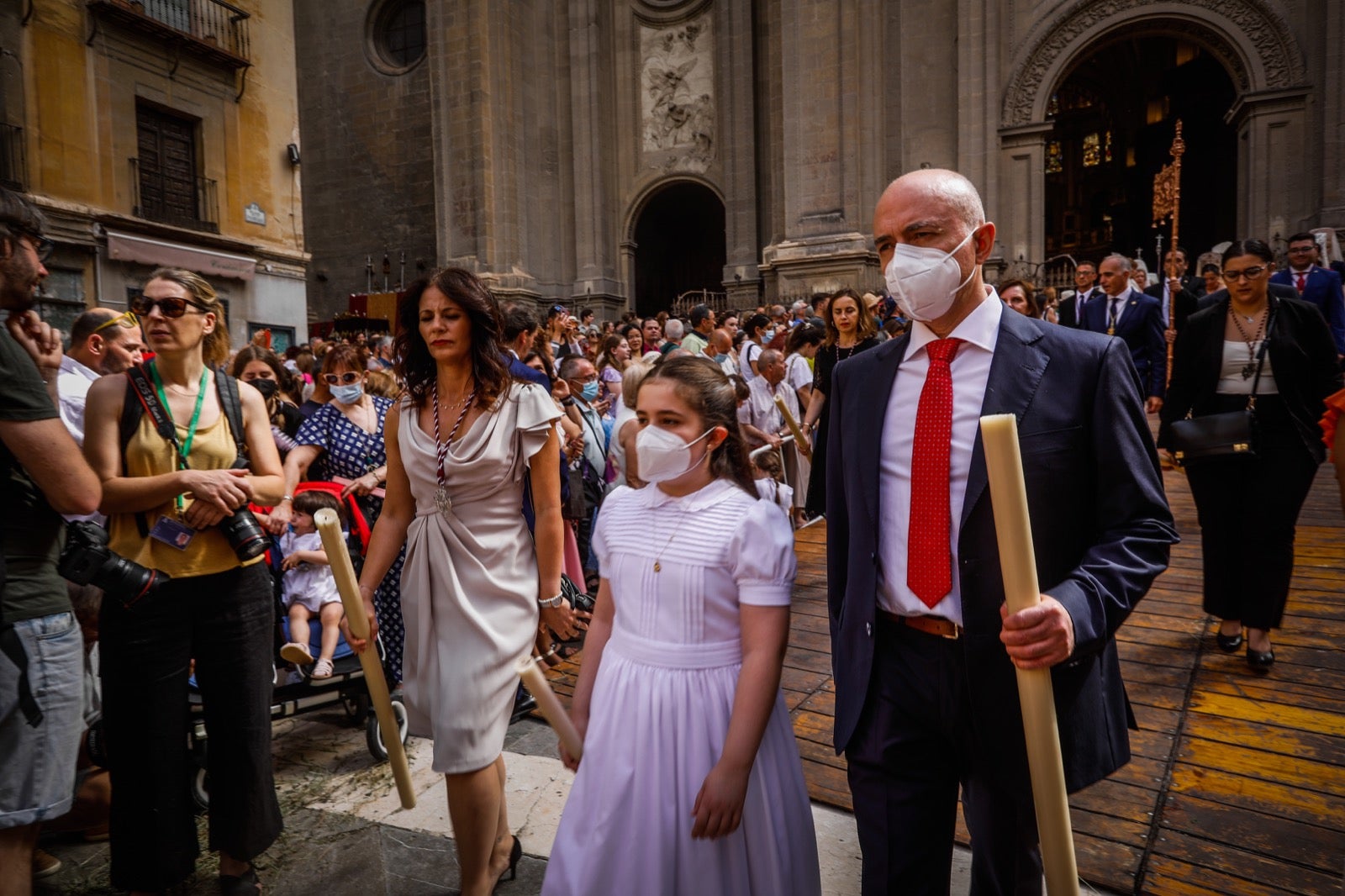 Miles de granadinos se dan cita en las calles de la capital para cumplir con una de las grandes tradiciones recuperadas