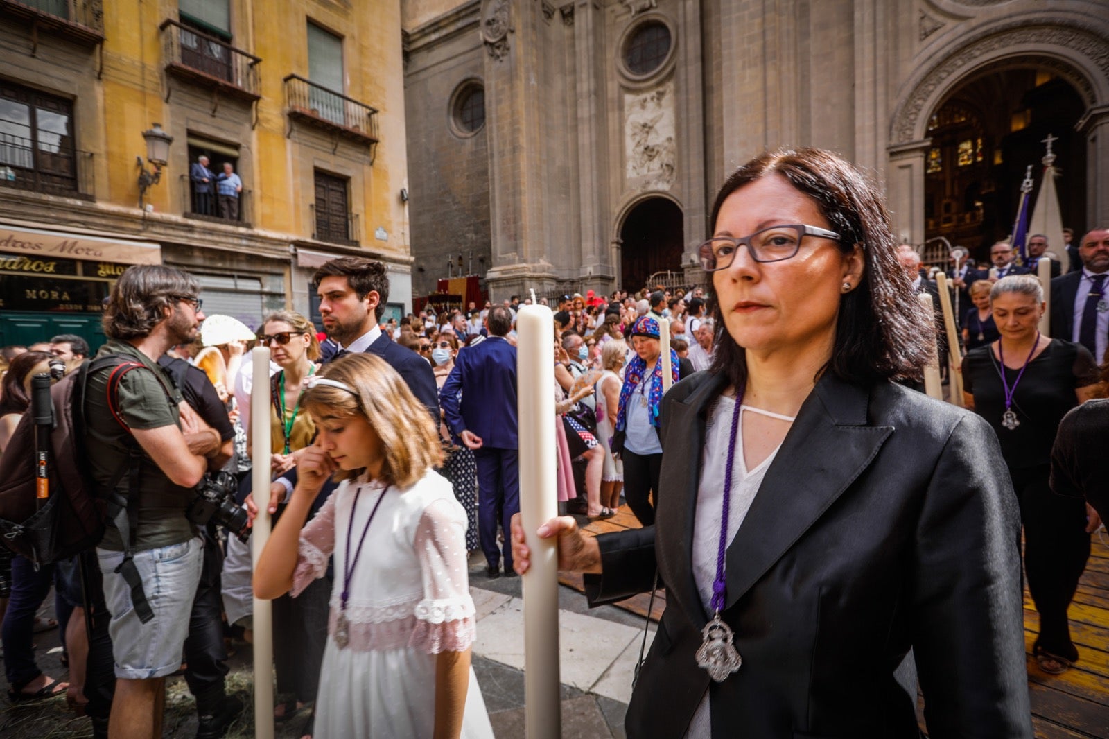 Miles de granadinos se dan cita en las calles de la capital para cumplir con una de las grandes tradiciones recuperadas