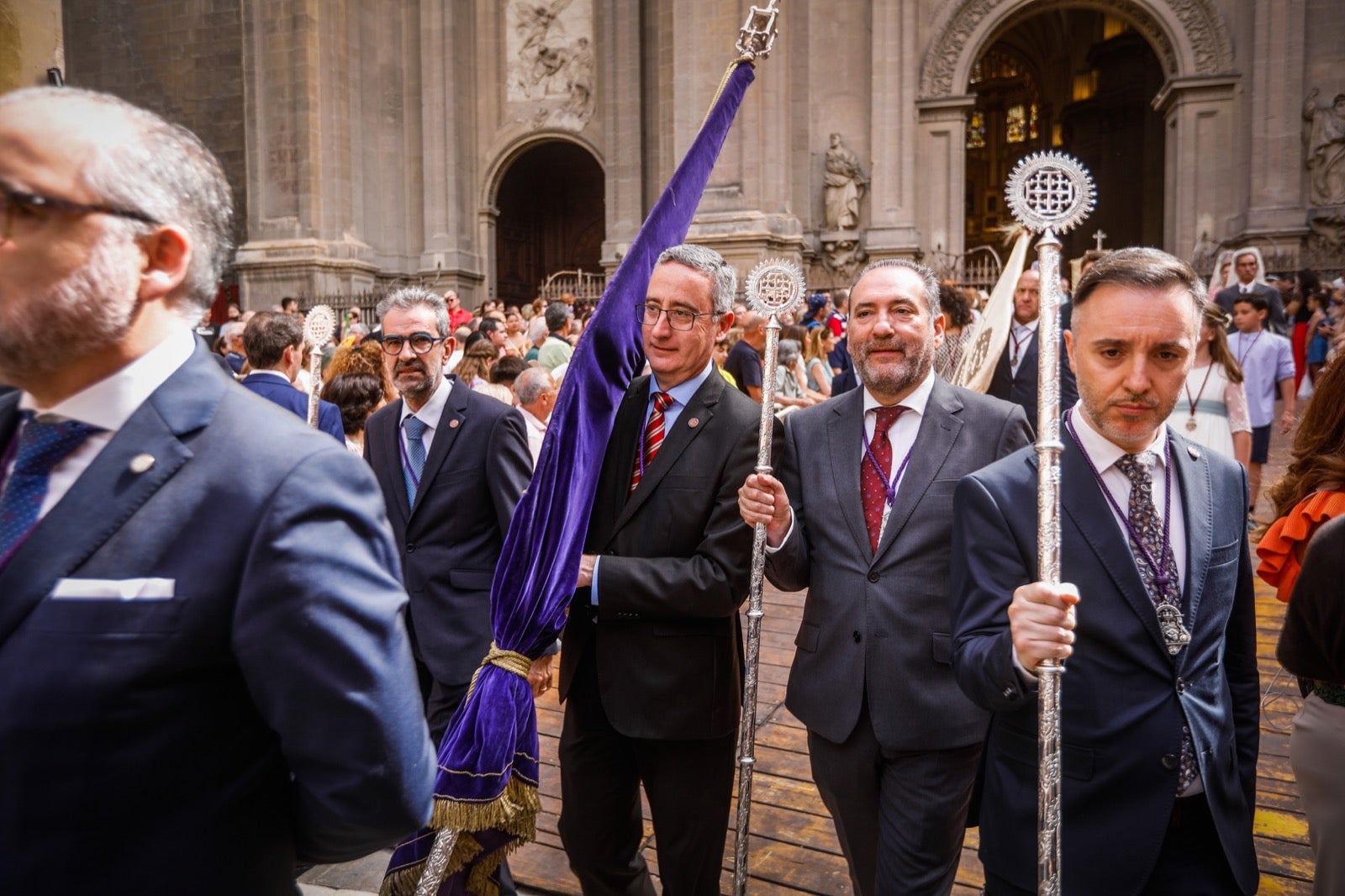 Miles de granadinos se dan cita en las calles de la capital para cumplir con una de las grandes tradiciones recuperadas