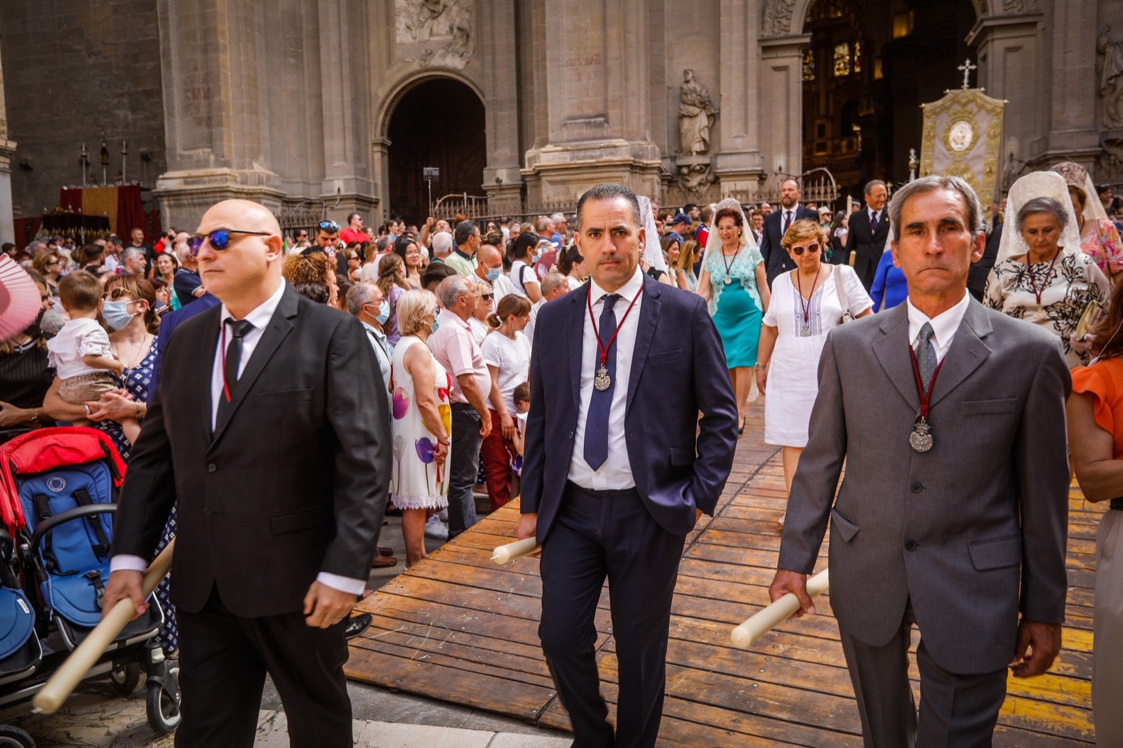 Miles de granadinos se dan cita en las calles de la capital para cumplir con una de las grandes tradiciones recuperadas