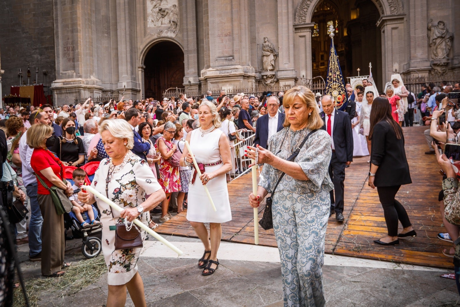 Miles de granadinos se dan cita en las calles de la capital para cumplir con una de las grandes tradiciones recuperadas